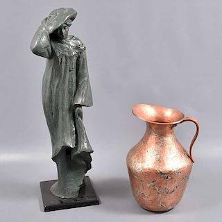 Lote mixto de 2 piezas. Siglo XX. Consta de jarra en cobre, figura de dama en resina