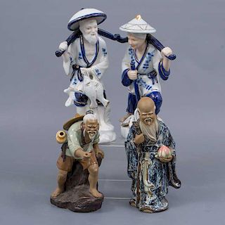 Lote de 4 figuras decorativas. Origen oriental. Siglo XX. Elaboradas en porcelana y cerámica. Acabado brillante.