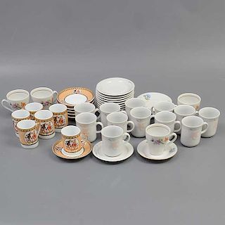 Lote de 3 juegos de té. Italia y Alemania. Siglo XX. Elaborados en porcelana. Uno Kahla. Decorados con elementos florales.