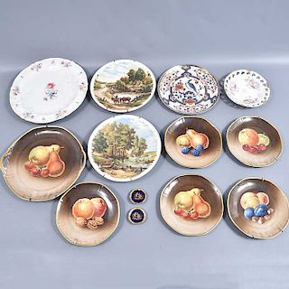 Lote de 13 platos decorativos. Alemania, Francia y Japón. Siglo XX. Elaborados en porcelana Bavaria y Limoges entre otras. 10 con base.