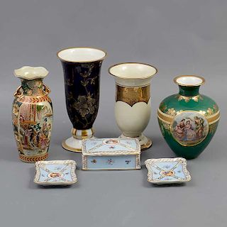Lote mixto de 7 piezas. Japón, Alemania y China. Siglo XX. Elaborado en porcelana. Decorados con esmalte dorado y elementos vegetales.