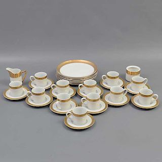 Juego de té. Indonesia y Japón. Siglo XX. Elaborado en porcelana. Uno Cameo. Decorada con esmalte dorado y elementos vegetales.