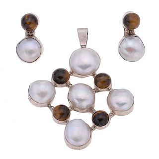 Pendiente y par de broqueles con medias perlas y cuarzos en plata .925. 7 medias perlas de 10 mm color blanco y 6 cabujones de cua...
