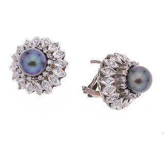 Par de aretes con perlas en plata paladio. 2 perlas tahitianas de 9 mm. 58 acentos de diamantes. Peso: 10.8 g.