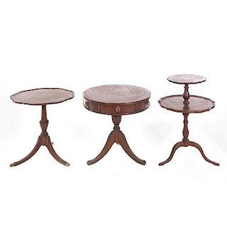 Lote de 3 mesas auxiliares. Siglo XX. En talla de madera. Una con aplicaciones de bronce. Con cubiertas circulares y soportes trípodes.