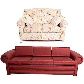 Sala. Siglo XX. Estructura en talla de madera. Consta de:  Love seat y sofá de 3 plazas. Con tapicería de tela.
