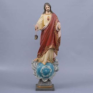 Sagrado Corazón de Jesús. Siglo XX. En talla de madera. Con capelo de cristal. Decorado con esmalte dorado.  59 x 19 x 12 cm.
