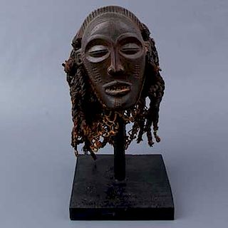 Máscara de chamán. Kenia. Siglo XX. En talla de madera. Decorado con cuentas de colores y concha.