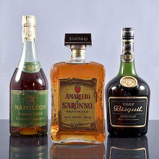 Lote de 3 licores. Consta de: Cognac V.S.O.P. Bisquit, Amaretto di Saronno y Napoelón Cognac V.S.O.P.