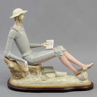 Don Quijote de la Mancha. España. Siglo XX. Elaborado en porcelana Rex. Acabado brillante. Con base de madera tallada.