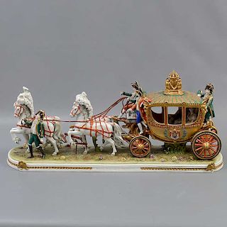 Carruaje de la boda de Napoleón Primero. Francia. SXX. Elaborado en porcelana. Con aplicaciones de piel y metal. Con esmalte dorado.