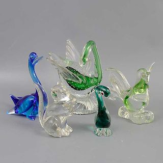 Lote de 5 figuras decorativas. Siglo XX. Elaboradas en cristal de Murano. Consta de: 4 aves y ardilla. Colores verde y azul.