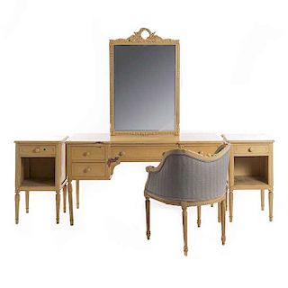 Tocador. Siglo XX. En talla de madera entintada. Incluye espejo de luna rectangular biselada, sillón y par de burós.