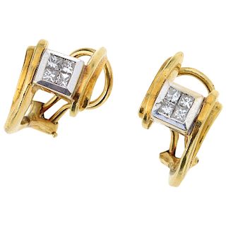A diamond 18K yellow gold pair of earrings.