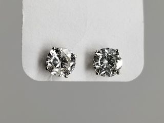 Pair of Diamond Stud Earrings - TDW 2.02 Ct