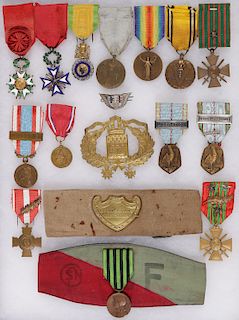 18 MOSTLY FRENCH WWI & II MEDALS AND MORE