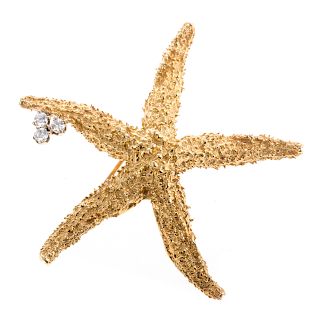 A Ladies 18K Starfish Pin with Diamond Accent