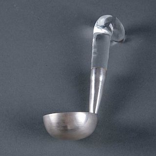 A la manera de William Spratling. México, mitad del Siglo XX. Cucharón en plata con mango de vidrio. 12 cm de longitud.