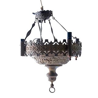 Lámpara de techo. Siglo XX. Elaborada en latón. Para 4 luces. Decorada con motivos vegetales, calados y repujados. 47 cm de altura.