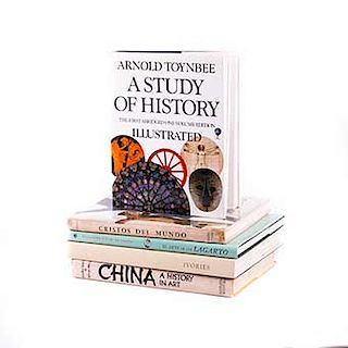 Lote de libros sobre historia y arte. Siglo XX. China, A History in Art. Cristos del mundo. Piezas 5.