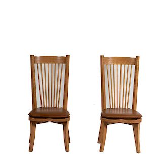 Ricardo Legorreta.  Años 70. Par de sillas Tlaquepaque. Elaboradas en madera de roble. Con respaldos abiertos. Piezas: 2