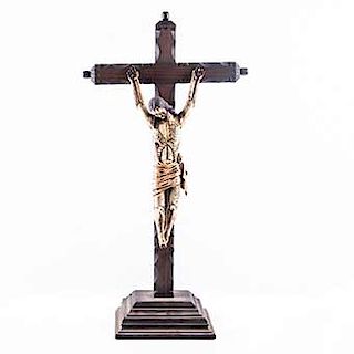 Cristo en la cruz. México, siglo XX. Talla en madera policromada en cruz latina de madera con base. 65 x 34 cm.