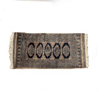 Tapete. Pakistán, siglo XX. Estilo Bokahara. Anudado a mano en fribas de lana y algodón. Decorado con motivos geométricos.