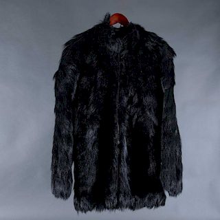 Abrigo mediano. Siglo XX. Elaborado en pelaje de mono color negro. De la marca Versus Versace. Talla aproximada: Mediana.