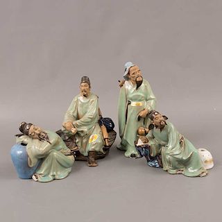 Lote de 4 sabios. China. Siglo XX. Elaborados en cerámica Shiwan. Acabado brillante.
