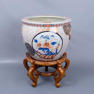 Pecera. China. Siglo XX. Elaborada en porcelana policromada. Con base de madera. Decorada con esmalte dorado, elementos vegetales.