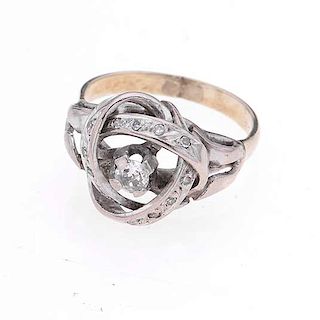 Anillo vintage con diamantes en plata paladio. 13 diamantes corte 8 x 8 y brillante. 0.27ct. Talla: 5 anillo. Peso: 3.7 g,