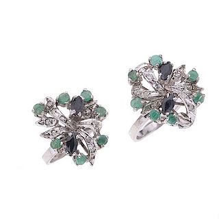 Dos anillos vintage en plata paladio con esmeralda, zafiros y diamantes. 14 esmeraldas corte redondo. 4 zafiros corte marquis .<...