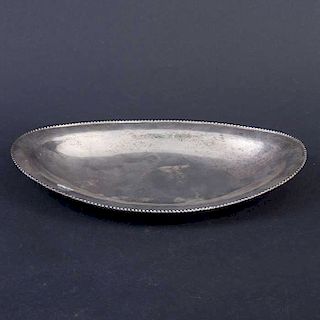 Platón. México. Siglo XX. Diseño oval. Elaborado en plata Sterling 0.925. Peso: 402 g.