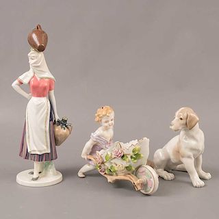 Lote de 3 figuras decorativas. Origen europeo. SXX. Elaboradas en porcelana. Acabado brillante. Consta de: niño, perro y dama.
