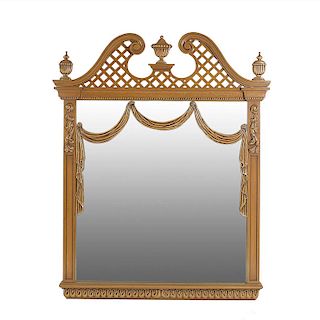 Espejo. Siglo XX. Diseño calado. Marco en talla de madera. Con espejo de luna rectangular biselada. Decorado con lacería.