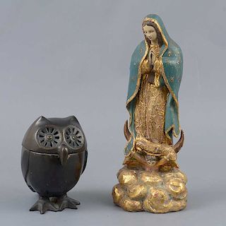 Lote mixto de 2 piezas. Siglo XX. Consta de Búho-depósito. Elaborado en bronce patinado y Virgen de Guadalupe. En talla de madera.
