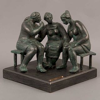 Mario Aguirre R. (México siglo XX Tres mujeres. Firmada. Elaboradas en bronce. Con base de madera tallada y placa de metal dorado.