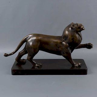 León. Siglo XX. Elaborado en bronce patinado. Con base.