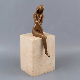 F. J. Nava. Mujer sentada. Elaborada en bronce patinado. Con base de mármol jaspeado beige.