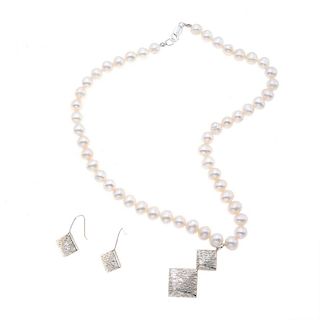 Collar y par de aretes con perlas en plata .925. 50 perlas cultivadas de 9 mm en color crema. Peso: 59.1g.