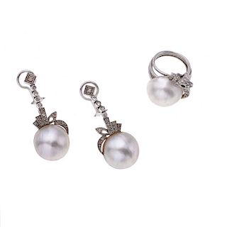 Anillo y par de aretes plata paladio con 3 medias perlas y diamantes. 3 medias perlas cultivadas de 16 mm color blanco. 49 ascen...