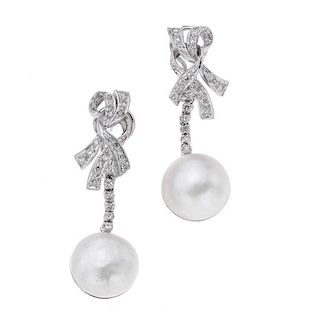 Par de aretes vintage con  medias perlas diamantes en plata paladio. 2 medias perlas cultivads de 15 mm en color blanco. 34 asce...