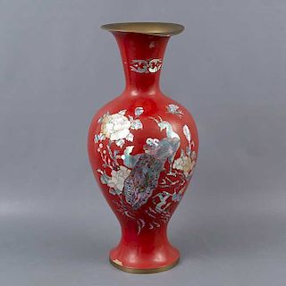Jarrón. Origen oriental. Siglo XX. Elaborado en metal color rojo. Con aplciaciones tornasol. Decorado con elementos florales.