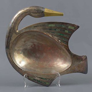 Centro de mesa. México. Siglo XX. Diseño zoomorfo a manera de ave. Elaborado en metal plateado y dorado Los Castillo.