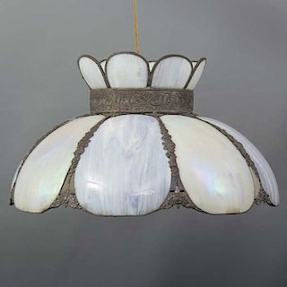 Pantalla para lámpara de techo. Siglo XX. Estilo Art Nouveau. Elaborada en vidrio opaco emplomado. Tipo Tiffany.