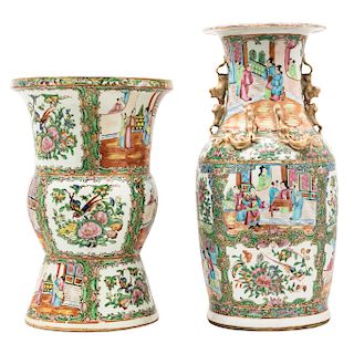 A PAIR OF FAMILLE ROSE STYLE PORCELAIN VASES. CHINA, 20TH CENTURY.