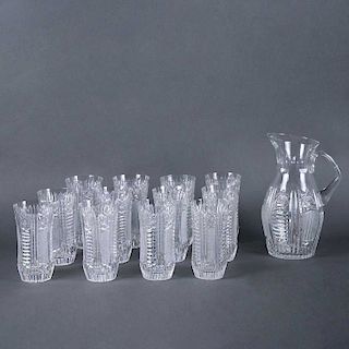 Juego de vasos y jarra. Siglo XX. Elaborados en cristal cortado. Decorados con motivos geométricos y facetados. Piezas: 13