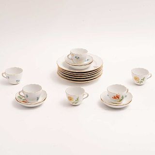 Juego de platos y tazas. Alemania, siglo XX. Elaborado en porcelana blanca Meissen, con bordes esmaltados en dorado. Piezas: 18