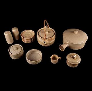 Servicio de vajilla. Japón, siglo XX. Elaborados en cerámica. Diferentes diseños y tamaños. Piezas: 17