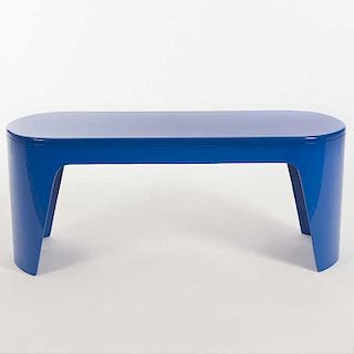 Mesa Indigo. Siglo XX. Siglo XX. De la firma Vik Servín Ltd. Estructura de madera y acrílico color azul.